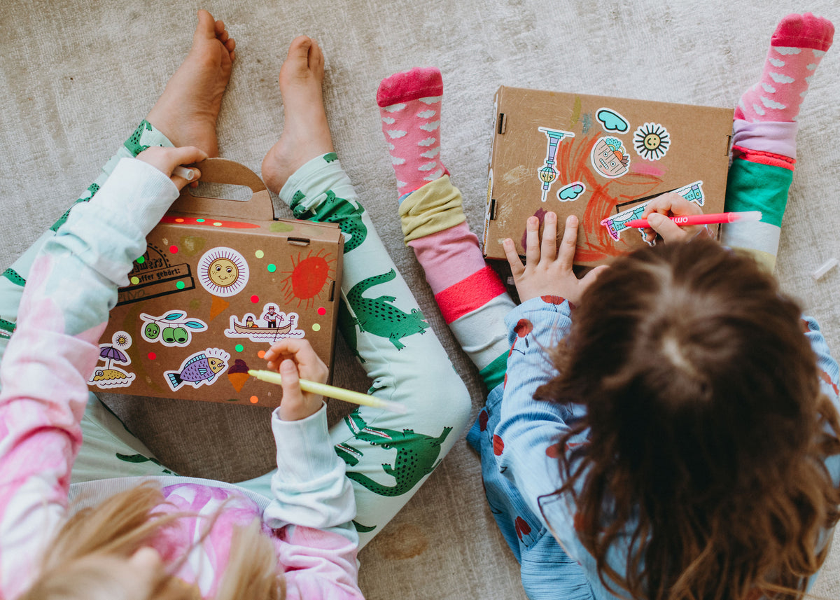 Kreativ-Sets für Kinder inklusive dem Mini Roamers Pappkoffer zum Zusammenfalten, Postkarten und Landkarte zum Ausmalen, Sticker und ein eigenes Reisejournal mit Reisespielen zu deinem Urlaubsort.